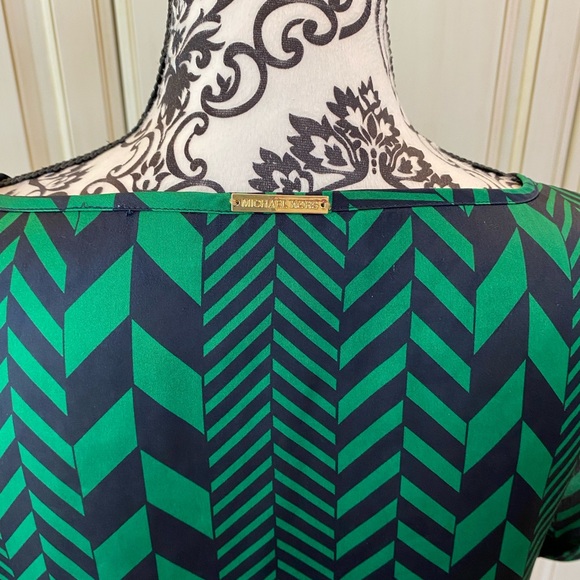 Michael Kors Size 6 Blue and Green Geometric Design Satin Short Sleeve Blouse - Picture 5 of 16